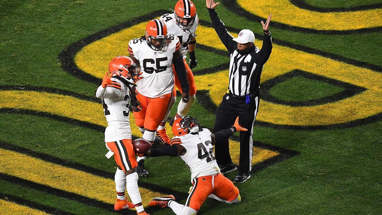 Karl Joseph and his Cleveland Browns teammates celebrate a touchdown