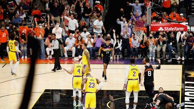 The Suns celebrate a great Game 5 against the Lakers