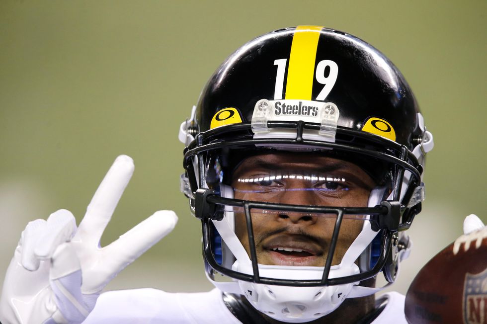 Pittsburgh Steelers wide receiver JuJu Smith-Schuster (19) warms up before the game against the Cincinnati Bengals at Paul Brown Stadium.