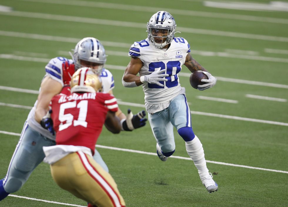 Dallas Cowboys running back Tony Pollard (20) runs the ball against San Francisco 49ers in the first quarter at AT&T Stadium.